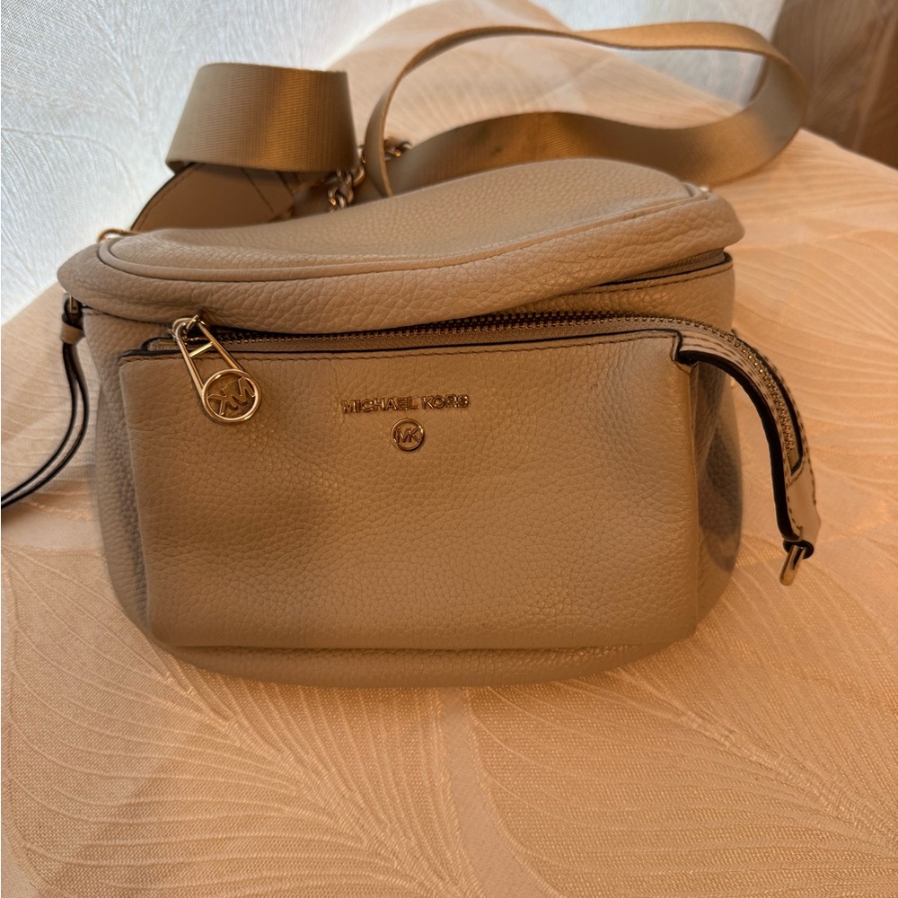 Michael Kors Beige Leather Crossbody Bag
Used